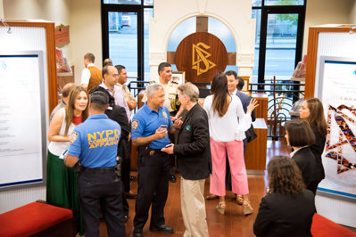 Scientology Kirken i Harlem giver rundvisning til New Yorks politi og samfundsledere  